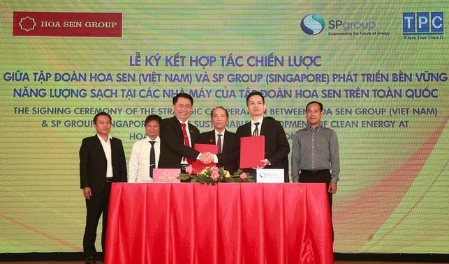 Hoa Sen Group and Singapore’s SP Group sign a strategic partnership to promote sustainable development of clean energy across Hoa Sen’s factories. (Photo: VNA)