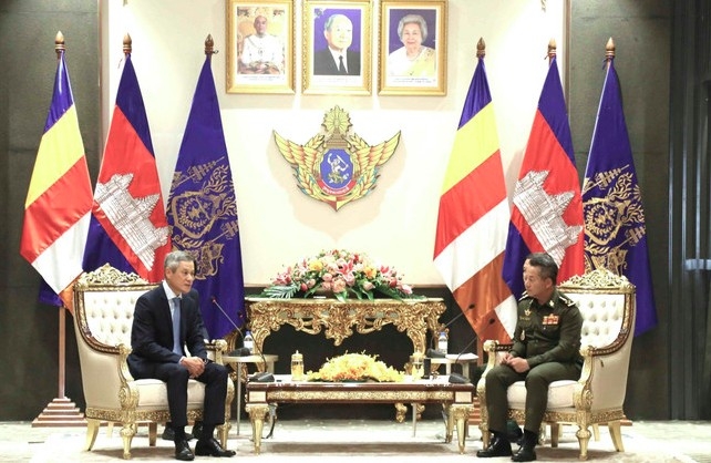 Cambodian Deputy Prime Minister and Minister of National Defence General Tea Seiha (R) receives Vietnamese Ambassador Nguyen Minh Vu on March 18. (Photo: VNA)