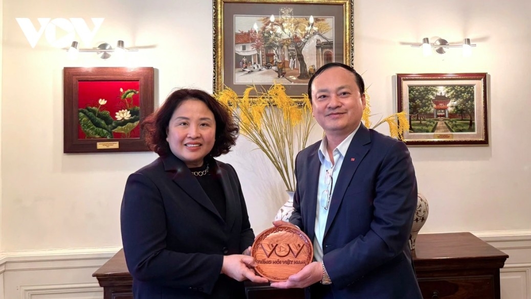 VOV President Do Tien Sy presents a souvenir to Vietnamese Ambassador to Greece Pham Thi Thu Huong