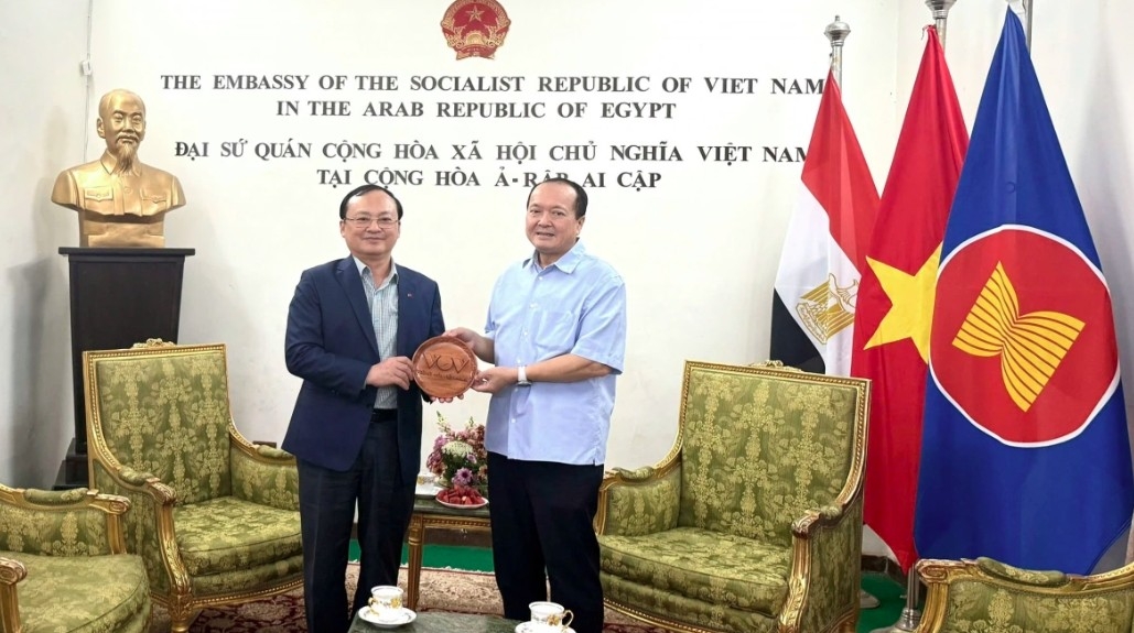VOV President  Do Tien Sy presents a gift to Vietnamese Ambassador to Egypt Nguyen Huy Dung