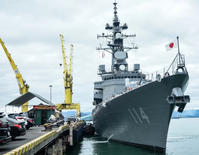 The training ship Suzunami of the Japanese Maritime Self-Defense Force docks at Tien Sa Port in Da Nang (Photo: tienphong.vn)