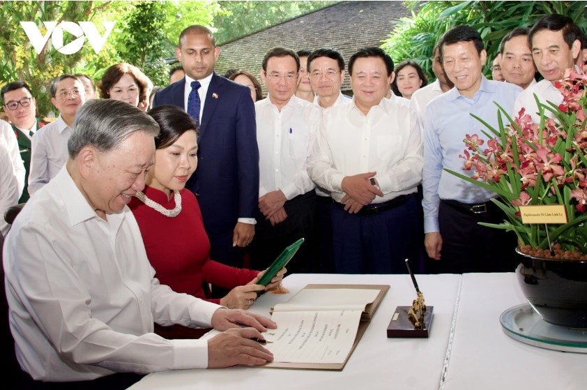 Singapore names new orchid variety "To Lam Linh Ly"