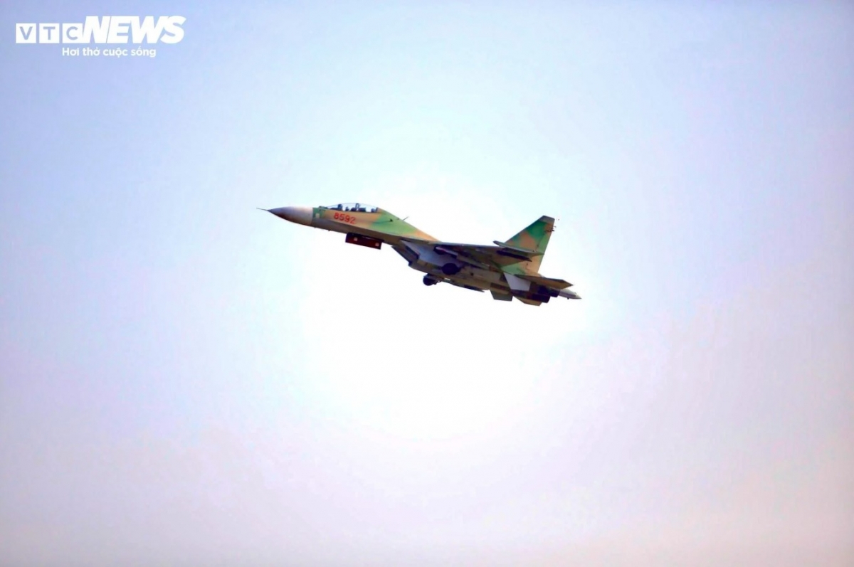 The airshow showcases the advanced capabilities of the Vietnamese air force and captivates audiences with their display of precision and skills.