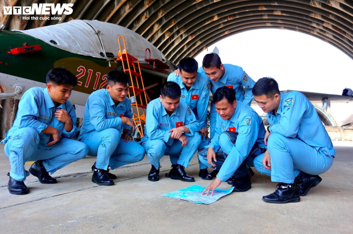This is the first time that experienced pilots from Air Force Regiment 940 have participated in the event, Luong says.