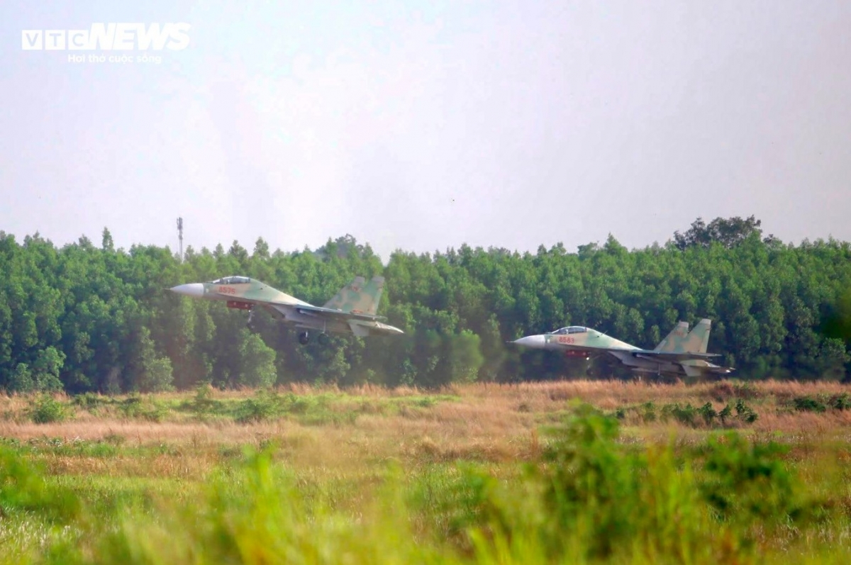 All of the fighter jets join the airshow with a high degree of precision and professional skills.