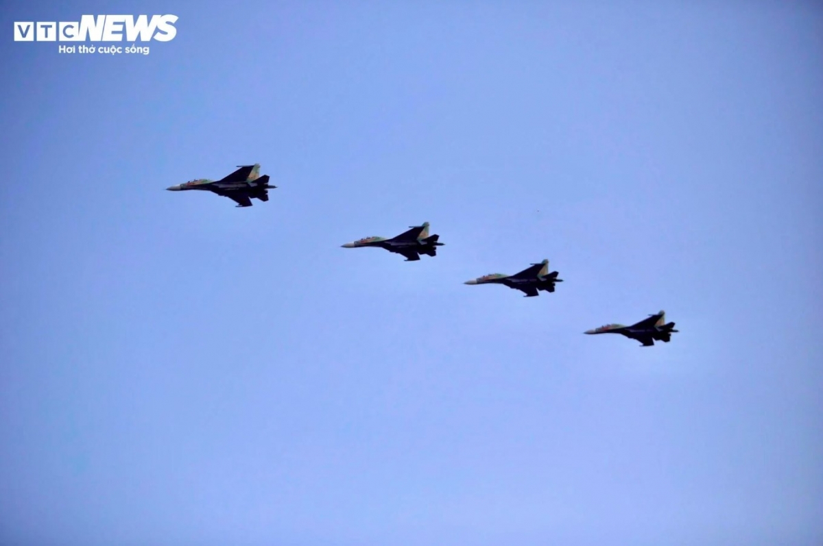 Su-30MK2 fighter jets perform in the arrow formation.