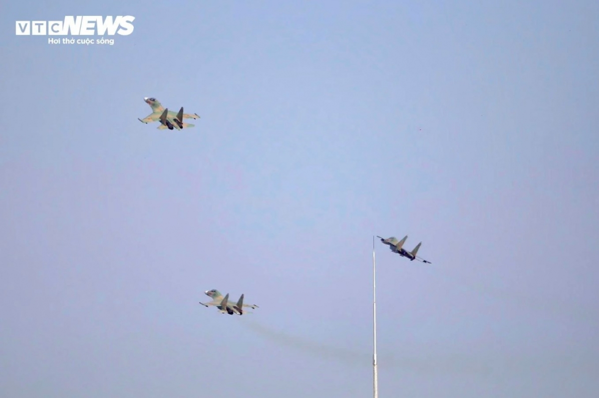 They fly at a relatively low altitude, meaning that residents can easily observe them.