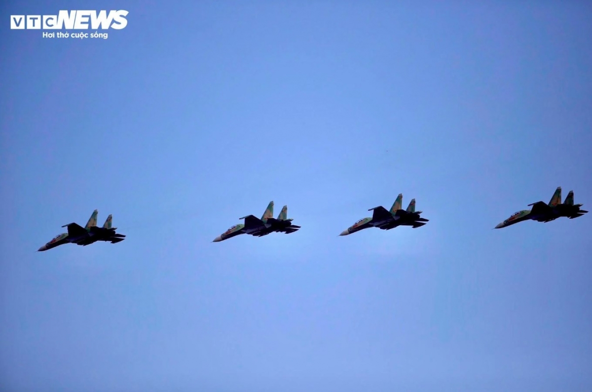 Experienced fighter pilots controlled the aircraft with precision, executing tight formation flights, creating a spectacular visual display