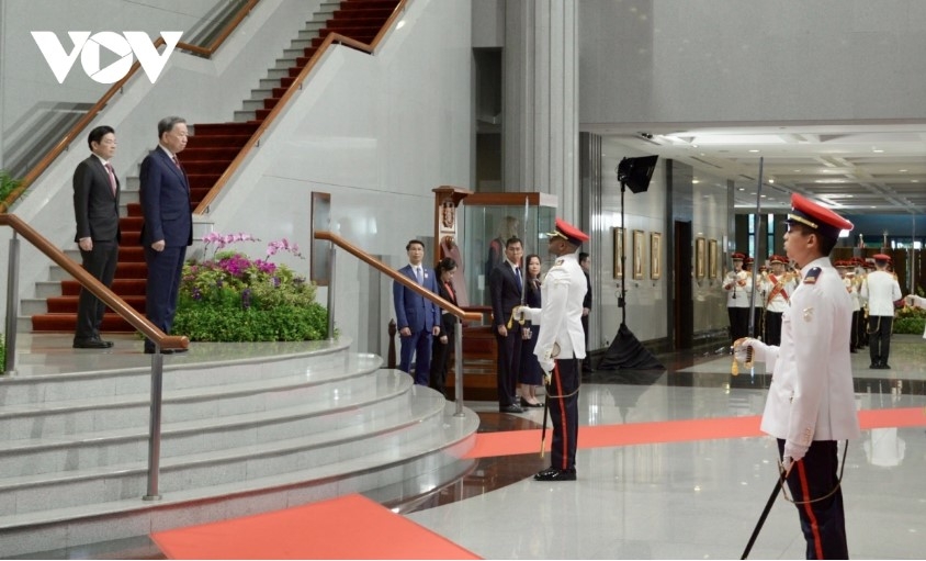 The captain of the Singapore Guard of Honor salutes and invites Party General Secretary To Lam to review the honor guard
