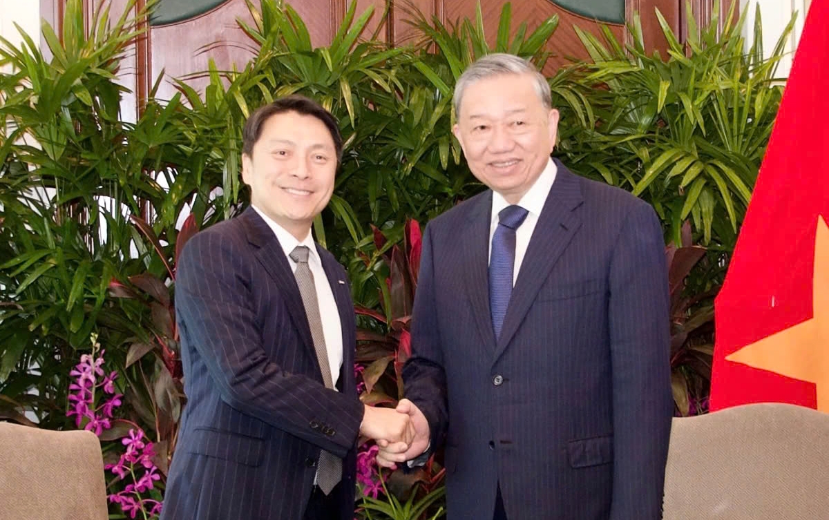 Party General Secretary To Lam (R) receives Luis Lim, CEO of Keppel’s Real Estate Division in Singapore on March 11