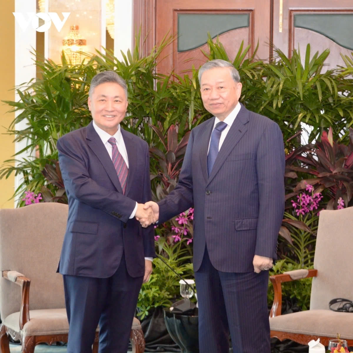 Party General Secretary To Lam (R) receives Tow Heng Tan, Chairman of Sembcorp, in Singapore on March 11