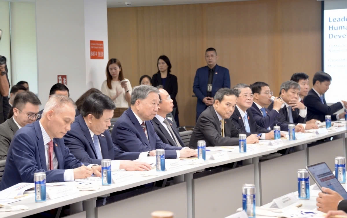 Party General Secretary To Lam visits national University of Singapore and holds a working session with the university leadership on March 13 morning
