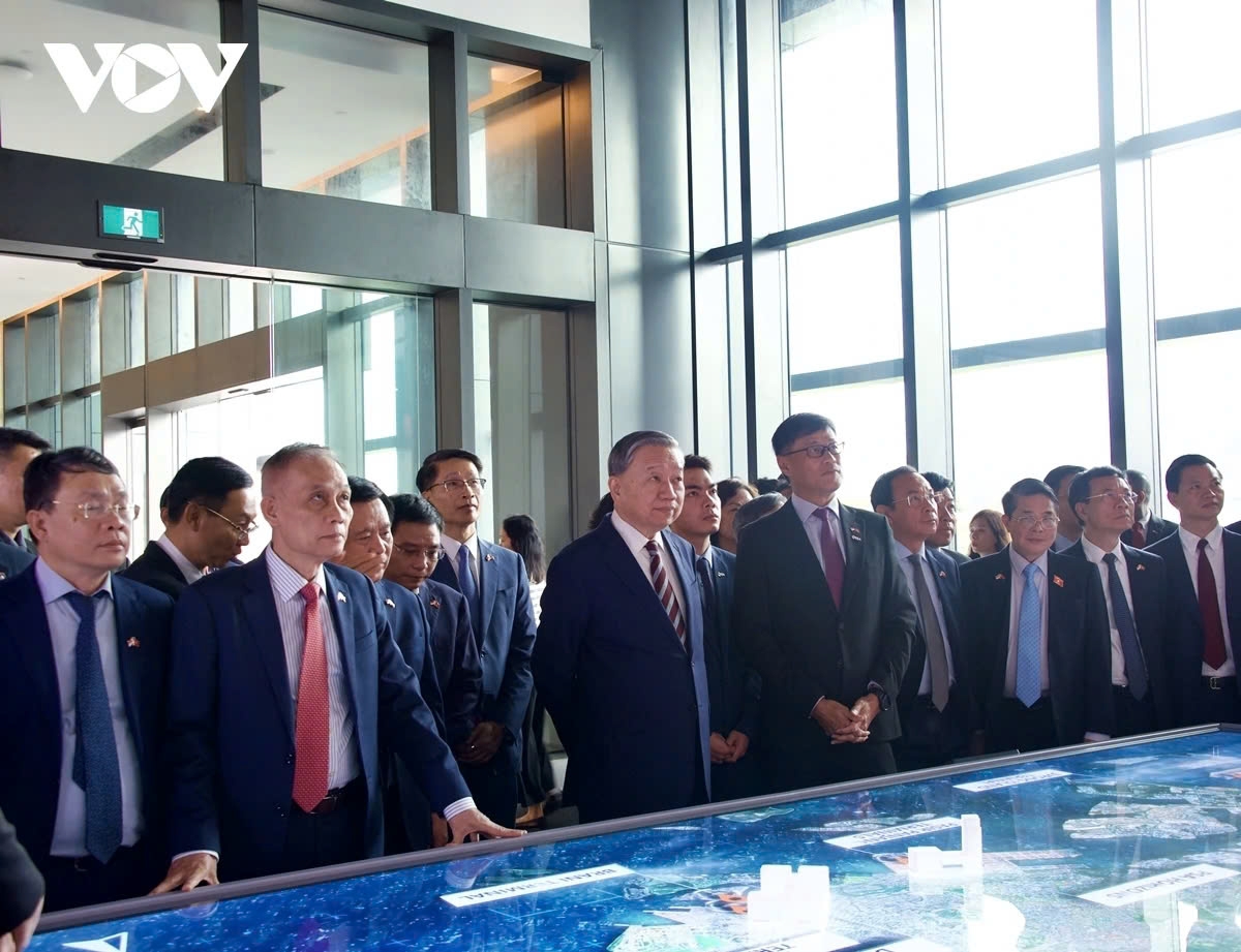 Vietnamese Party General Secretary To Lam makes a call at Pasir Panjang Port as part of official visit to Singapore on March 13 morning.