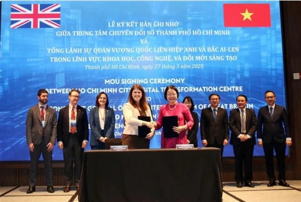 The UK Consulate General and the Ho Chi Minh City Digital Transformation Centre sign a memorandum of understanding on cooperation in the fields of science, technology and innovation.