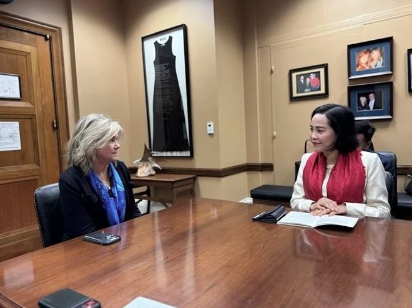 NA Vice Chairwoman Nguyen Thi Thanh (R) meets with US Senator Marsha Blackburn.