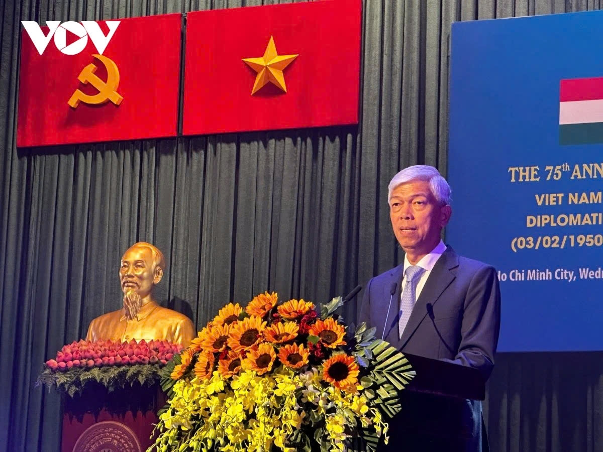 Vo Van Hoan, vice chairman of the Ho Chi Minh City municipal administration, reviews major milestones in Vietnam – Hungary relations at the meeting.
