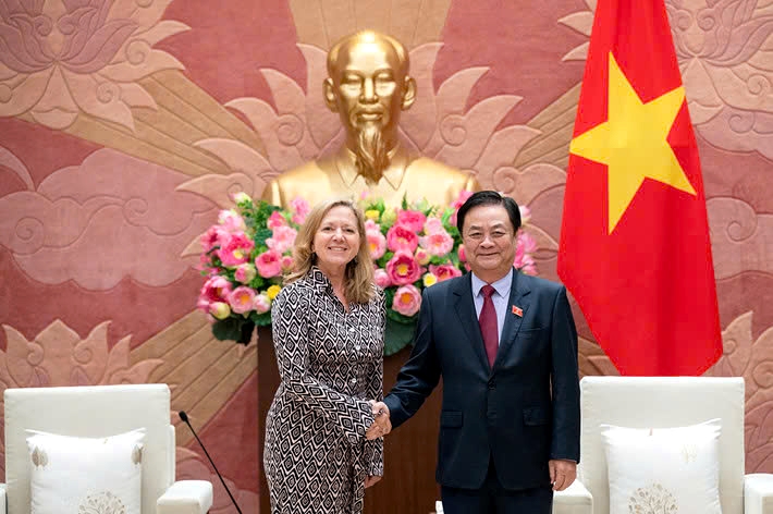 Vice Chairman of the National Assembly Le Minh Hoan (R) and World Bank Country Director for Vietnam, Cambodia and Laos Mariam Sherman during their meeting in Hanoi on March 21. 