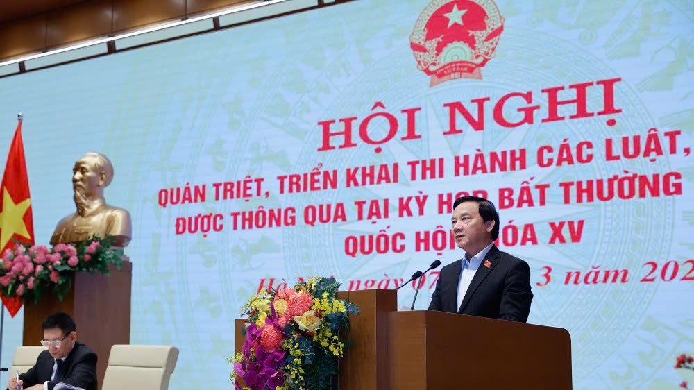 Vice Chairman of the National Assembly Nguyen Khac Dinh speaks at a meeting to concretise the enforcement of laws recently approved by the legislature. (Photo: Nhat Bac)