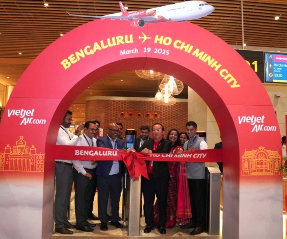 A Vietjet executive performs the ribbon-cutting ceremony for the Ho Chi Minh City - Bengaluru route launch. (Photo: baodautu.vn)
