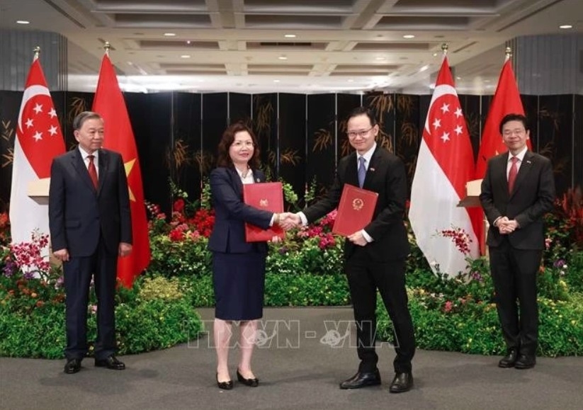 Party General Secretary To Lam (L) and Singaporean Prime Minister Lawrence Wong witness the exchange of the Letter of Intent on March 12.