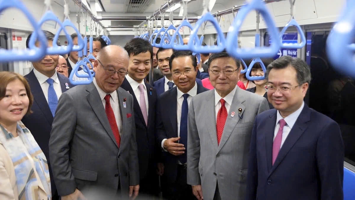 Vietnamese and Japanese leaders take the Metro ride at the inauguration ceremony