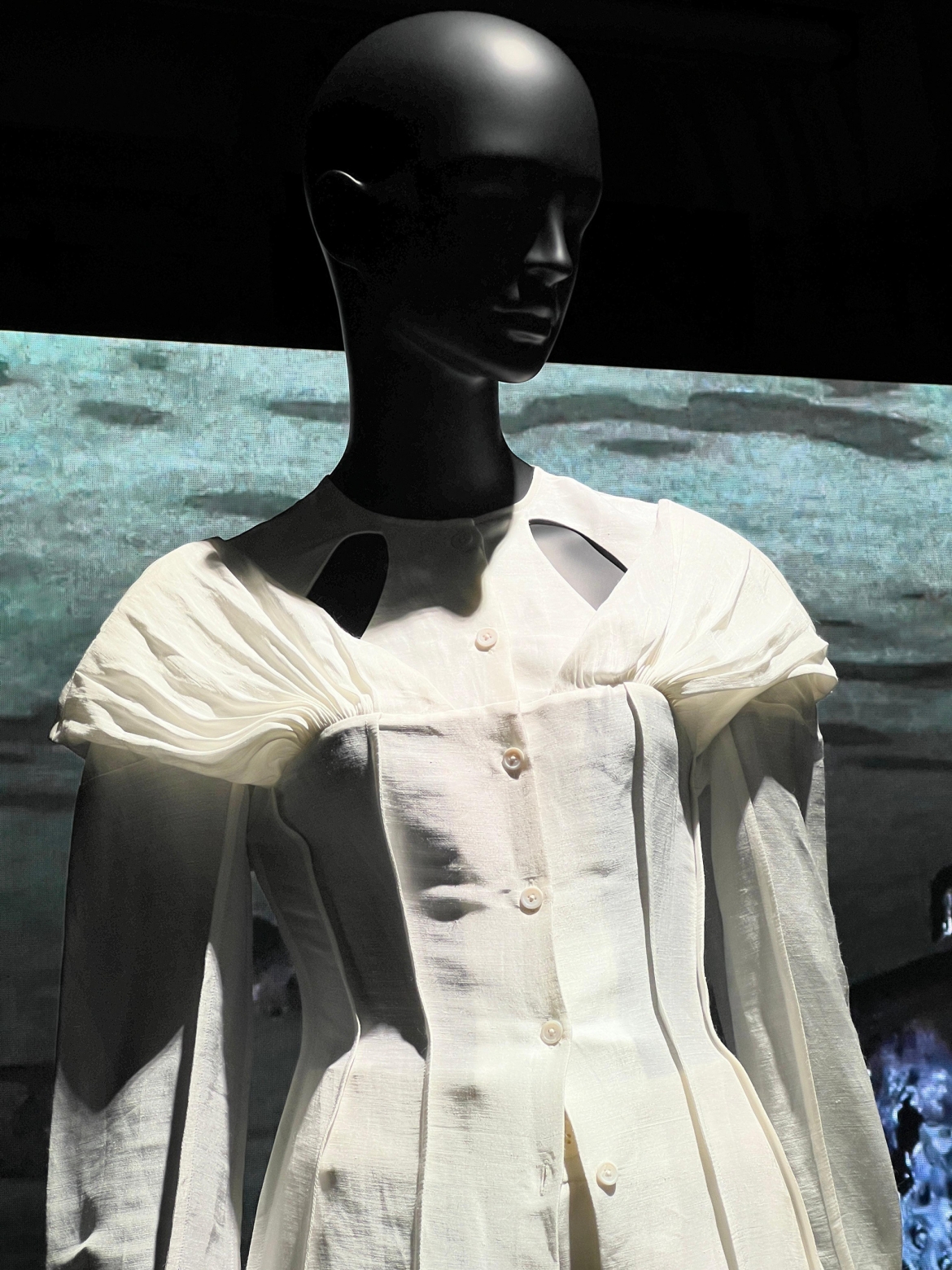 The designer uses Dó paper as one of materials of the collection. Through the exhibition he hopes to promote the art of making Dó paper in Hanoi’s 500-year-old Yen Thai craft village to the world.