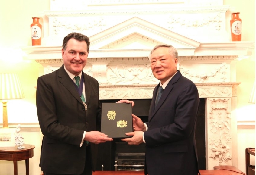 Deputy PM Nguyen Hoa Binh and Lord Mayor of the City of London Vincent Keaveny