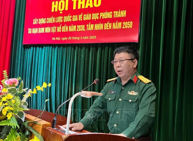 Colonel Le Quang Hop, VNMAC deputy general director, speaks at the seminar.