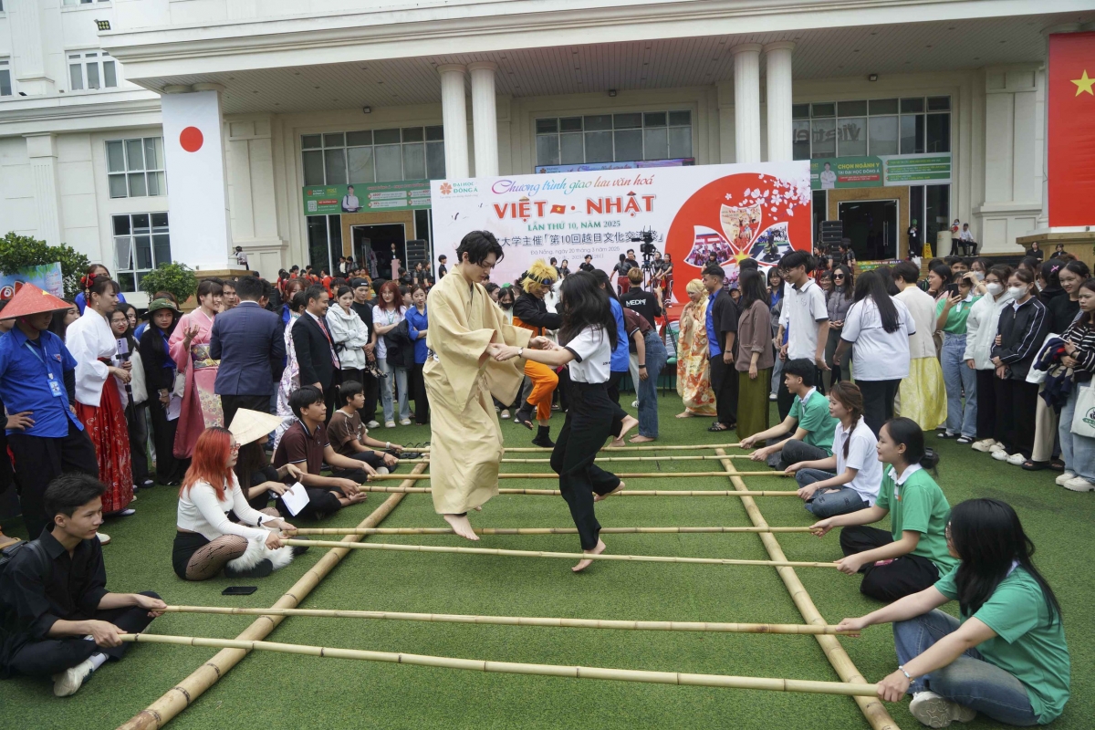 Participants take part in folk games of the two countries. (Photo: toquoc.vn)