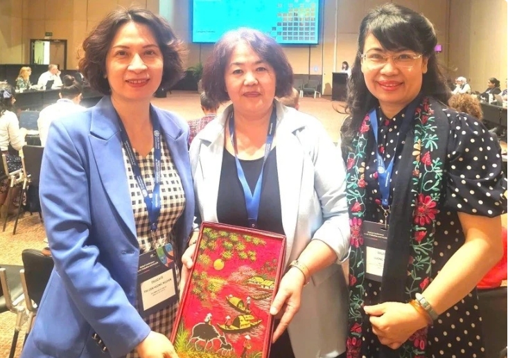 Deputy Minister of Health Nguyen Thi Lien Huong (L) and other Vietnamese delegates at the second Global Conference on Air Pollution and Health in Cartagena, Colombia. (Photo:: the Ministry of Health).