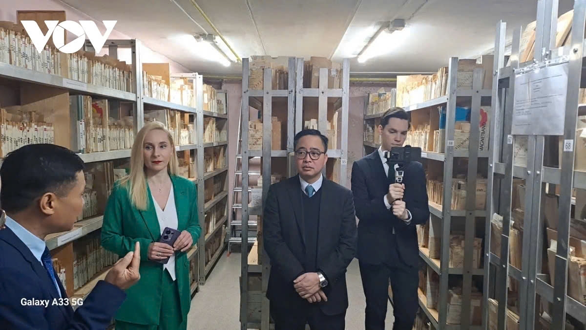 VOV Vice President Pham Manh Hung visits the 100-year-old archive centre of BTRC