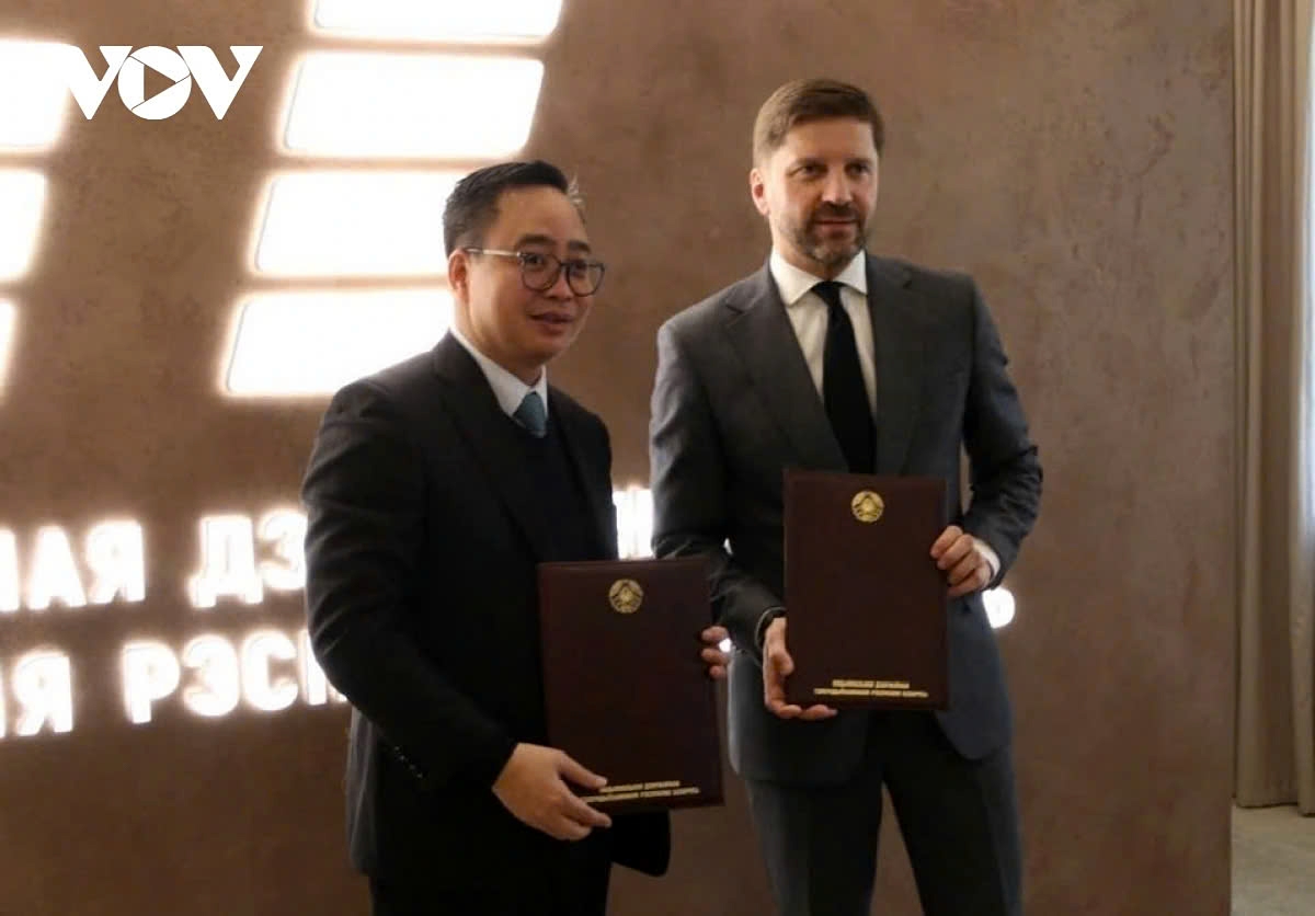 VOV and BTRC representatives exchange the memorandum of cooperation during the VOV delegation's working visit to BTRC