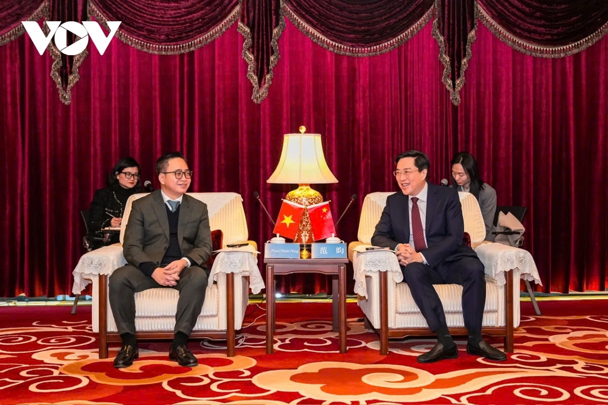 CMG Deputy Editor-in-Chief Fan Yun (R) and VOV Vice President Pham Manh Hung during their meeting in Beijing recently.