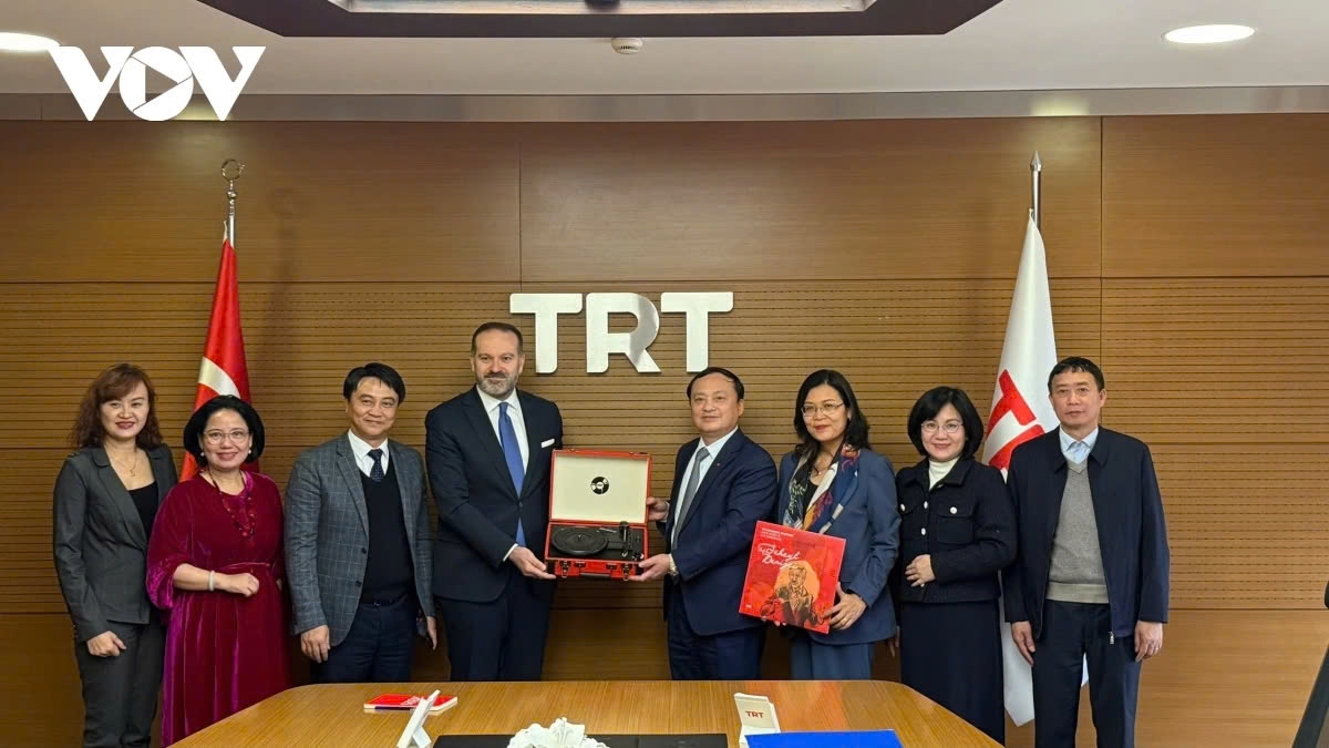 VOV President Do Tien Sy and TRT Director General Mehmet Zahid Sobacı exchange gifts after their meeting.