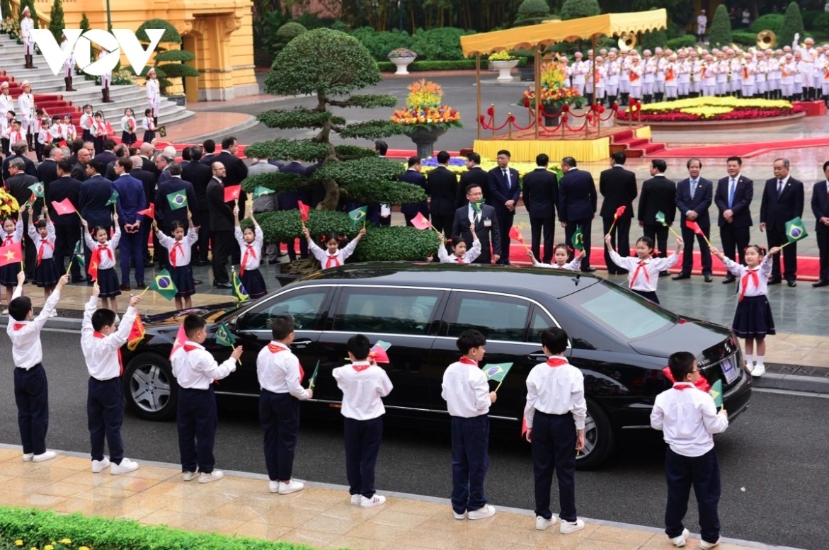 This marks President Lula da Silva’s second visit to Vietnam, 17 years after his first trip in 2008.