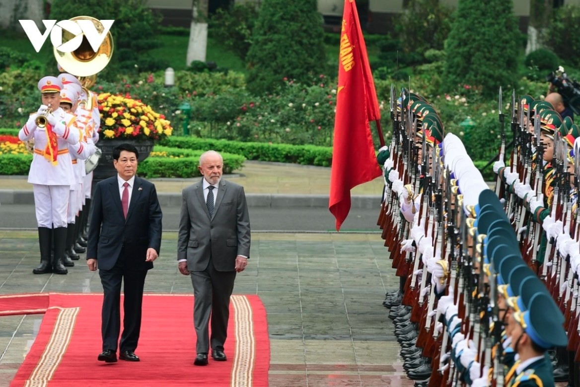 Both leaders review the guards of honour of the Vietnamese People's Army.