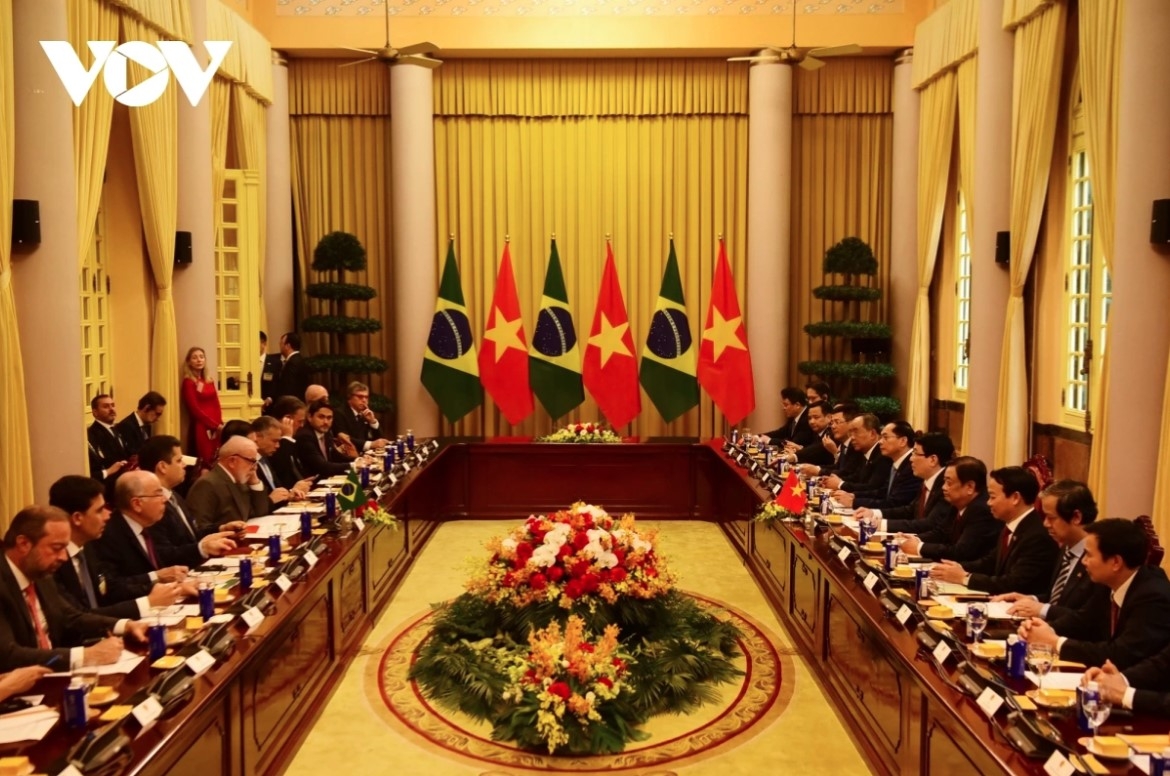 They hold talks immediately after the welcome ceremony.