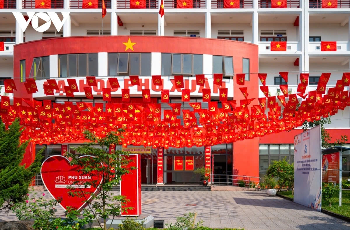 As April 30 draws near, the streets of Hue City are adorned with the national flag, harmonising with the national festive spirit. In this atmosphere, Phu Xuan University stands out with its striking and impressive display of the national flag, attracting many young people and tourists to visit.