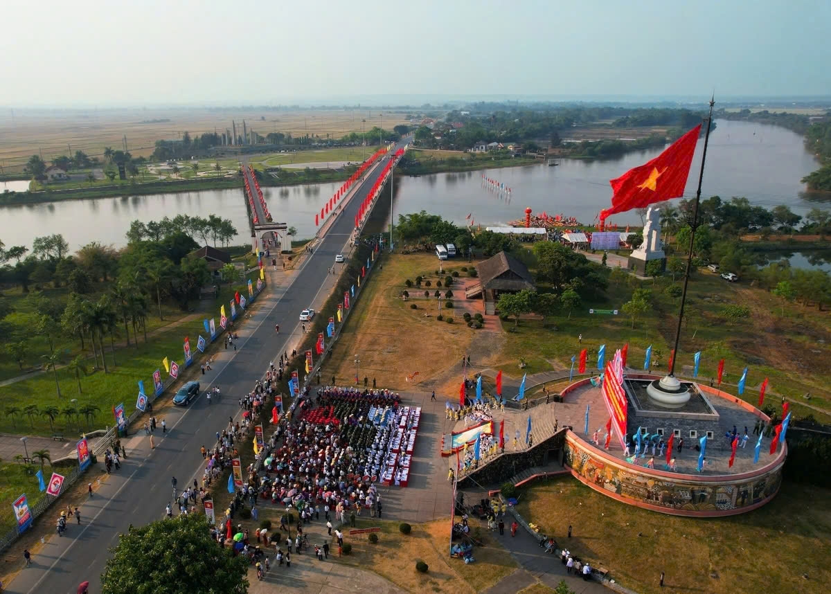 The ceremony commemorates the 50th anniversary of the liberation of the South and national reunification (April 30, 1975 – 2025) and the 53rd anniversary of the liberation of Quang Tri province (May 1, 1972 – 2025).