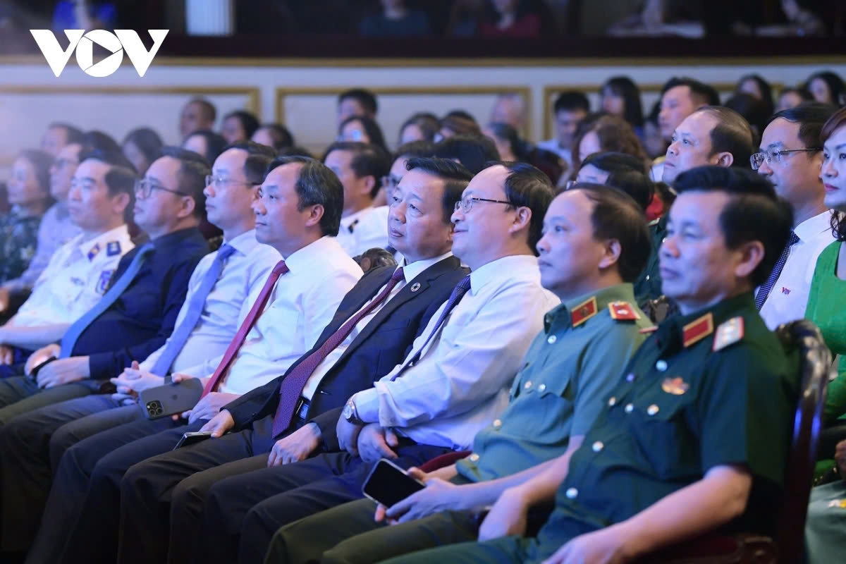 Deputy Prime Minister Tran Hong Ha, Editor-in-Chief of the Communist Review Hoang Trung Dung, VOV President Do Tien Sy, along with representatives from various ministries and agencies attend the programme.