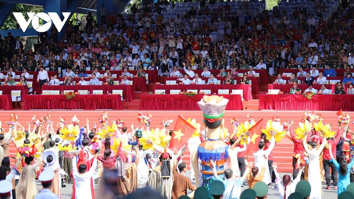 The rehearsal is attended by a number of Party and State leaders, along with leaders from various ministries, agencies, and local authorities of Ho Chi Minh City.