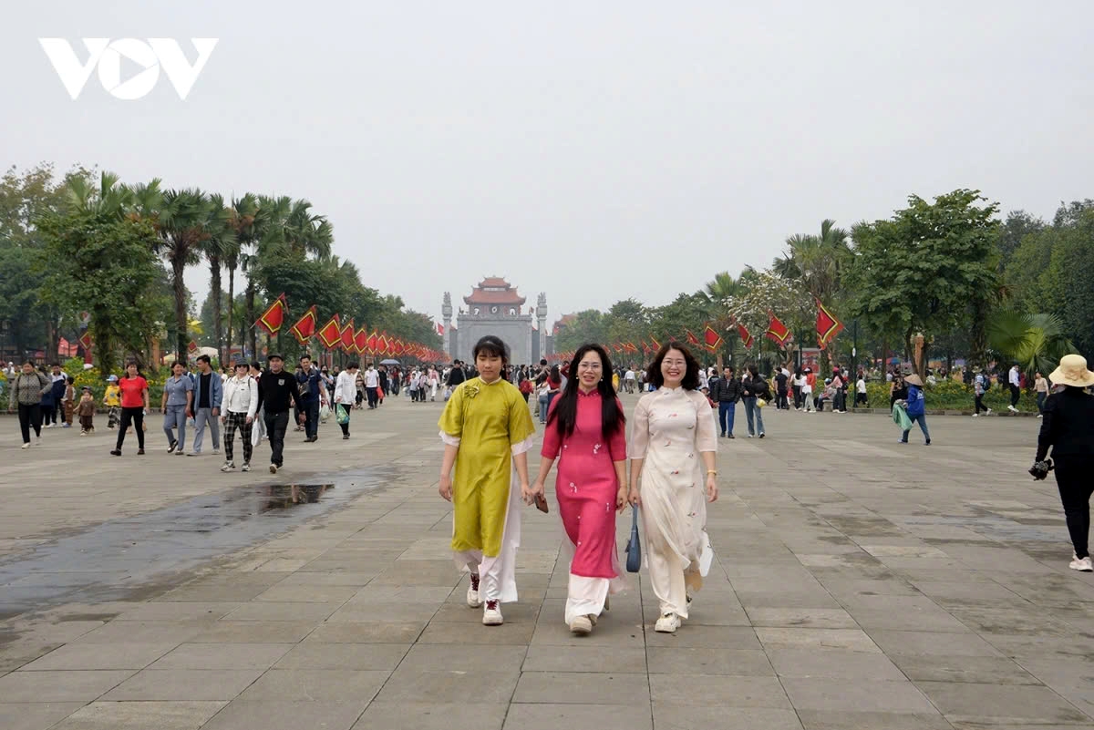 From early morning on April 6, long lines of visitors have formed, making their way up to the Upper Temple, part of the relic complex, where the ancestors are worshipped. The official commemoration day falls on April 7 this year.
