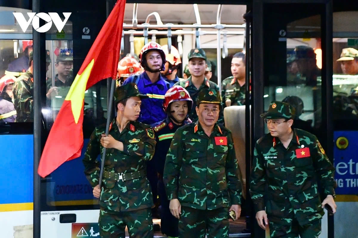 On the evening of April 8, a flight departing from Yangon safely landed at Noi Bai International Airport, bringing back the Vietnamese rescue and relief team from the Ministry of National Defence and the Ministry of Public Security after their mission to assist in earthquake recovery efforts in Myanmar.