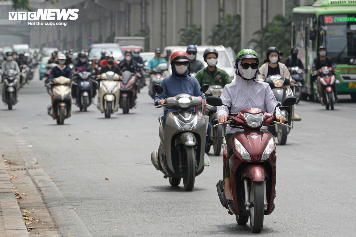 Hanoi is currently experiencing its first major heatwave of the summer, with temperatures soaring above 35°C, blanketing the city in sweltering heat.
