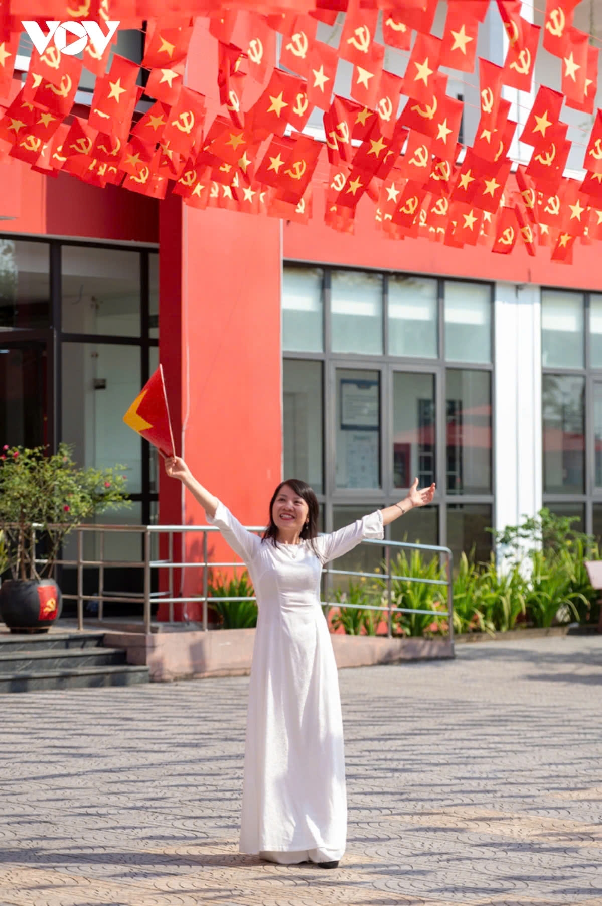 The dazzling decoration of red flags not only beautifies the university’s surroundings but also serves as a vivid educational tool about national traditions and patriotism.