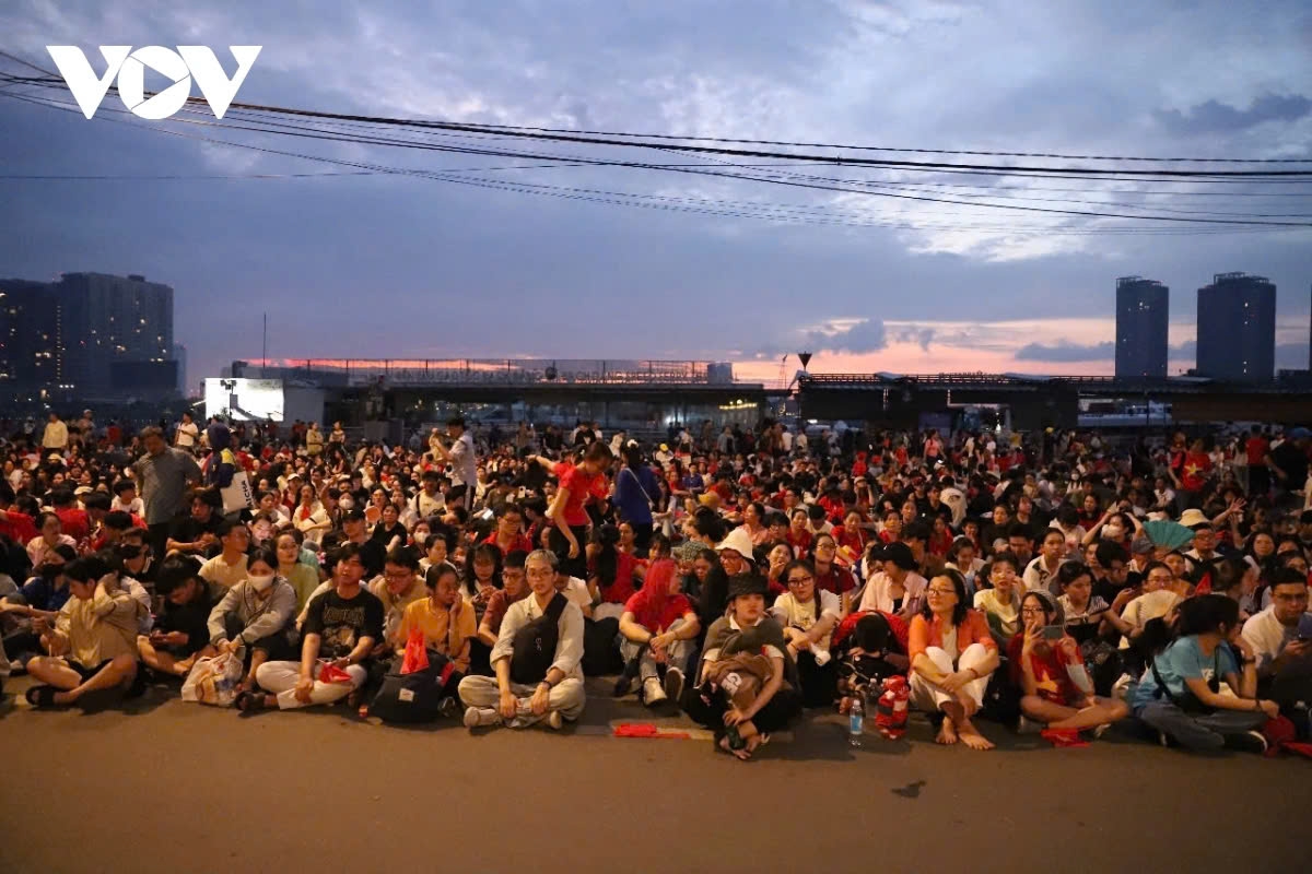 The area around Bach Dang Wharf is packed with people waiting for the parade rehearsal from early morning, even though the event is scheduled to start at around 7:30A.M.