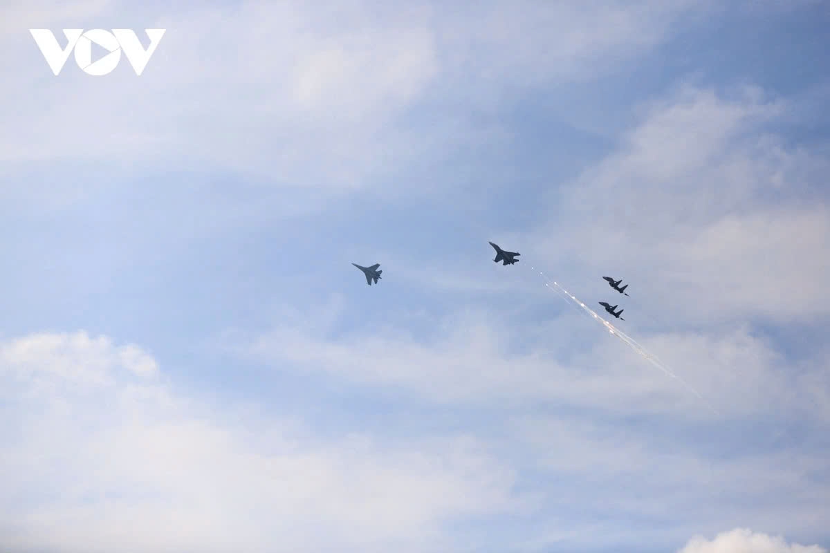 The fighter jets showcase aerobatic maneuvers and deploy thermal flares as part of their display.