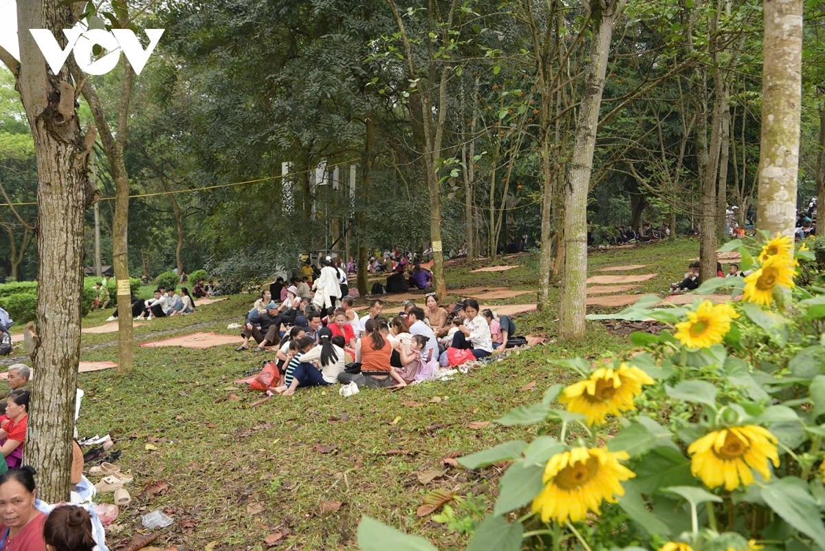 Some local residents are taking the opportunity to rent out mats for resting in grassy areas at the foot of the mountain and along the pathway to the temple.