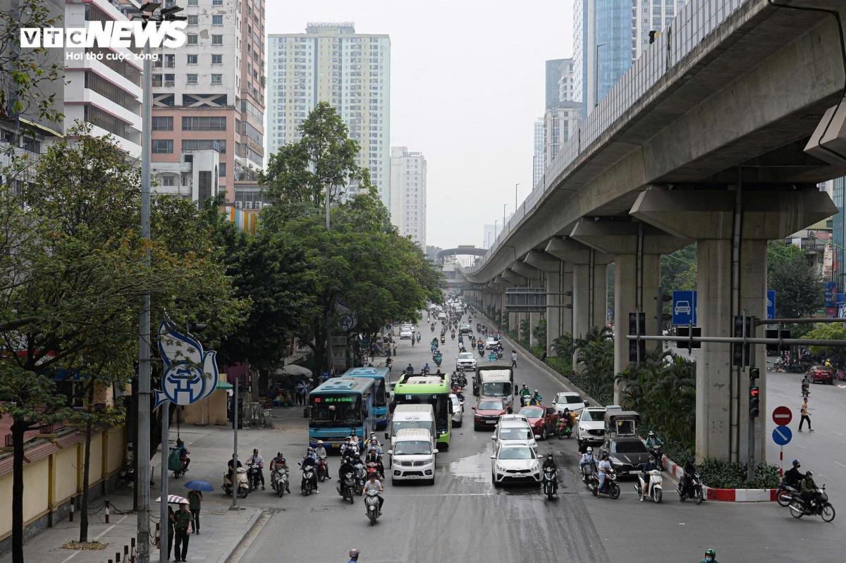 Low humidity and high UV index pose serious health risks, including heatstroke, sunburn, heat exhaustion and skin damage from direct sunlight. Health authorities urge people, particularly those working outdoors or commuting during peak sun hours to wear protective clothing, use sunscreen, stay hydrated, and limit direct sun exposure as much as possible.