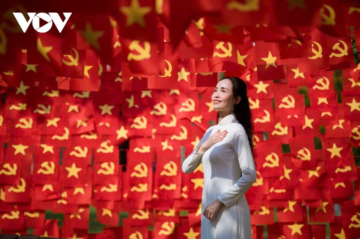 People swell with pride when they stand under the national flag and the Party flag.